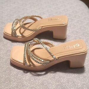 Rouge nude patent block heel shoes size 7 NEW